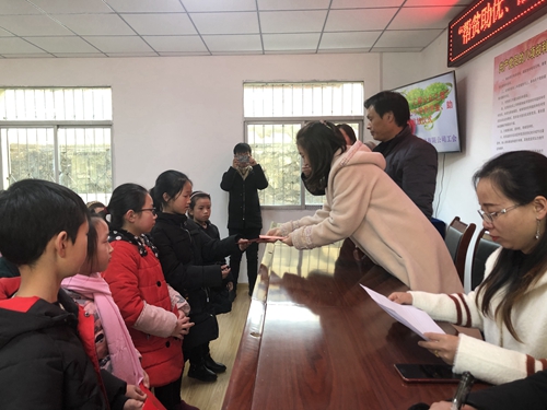 【聚焦】“帮贫助优，汇聚公众之爱”红岩寺镇中心小学奖学金、助学金发放活动