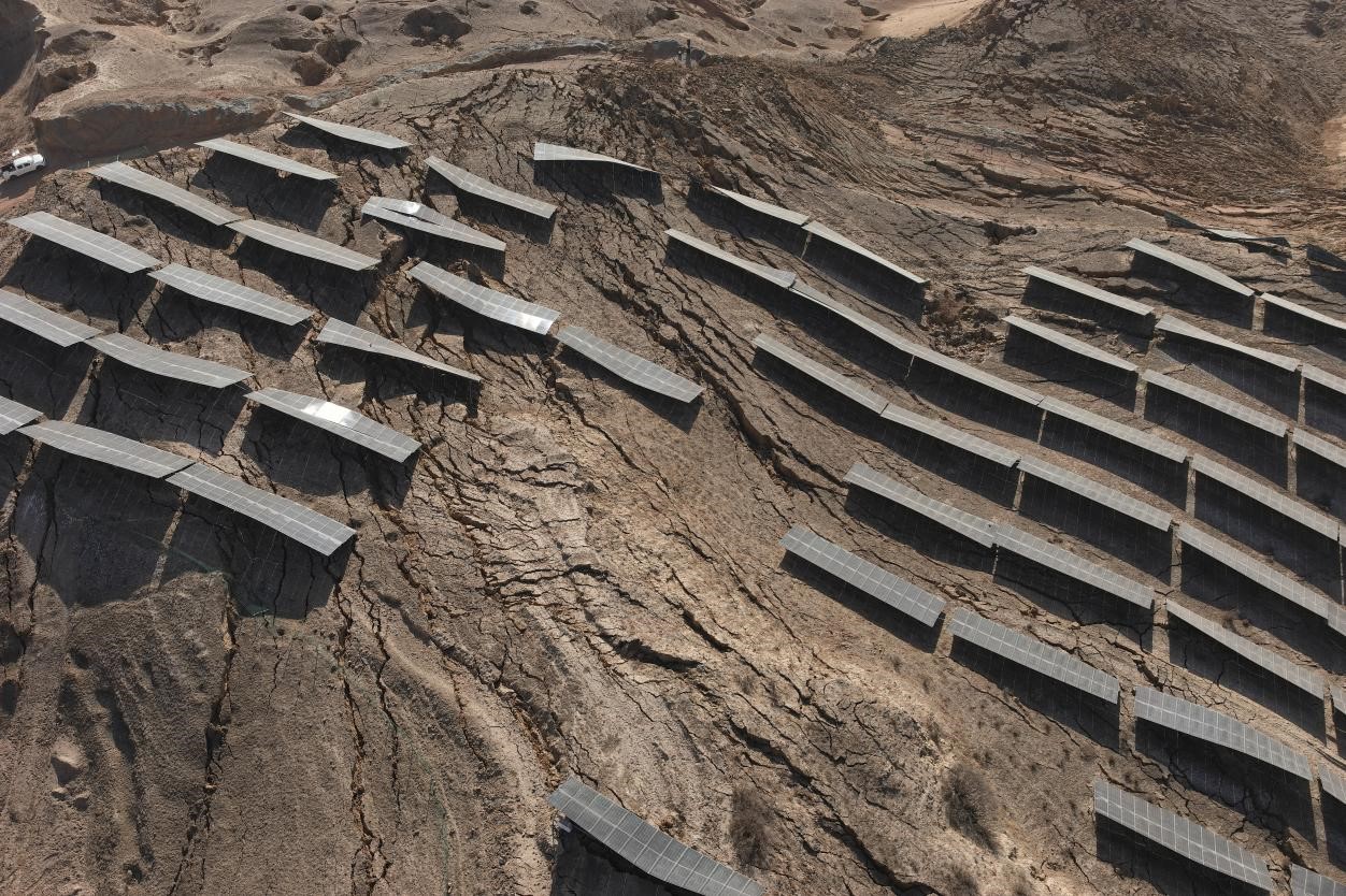 1703732854901564.jpg 甘肃积石山地震后我公司时间出动无人机对光伏厂区进行巡检