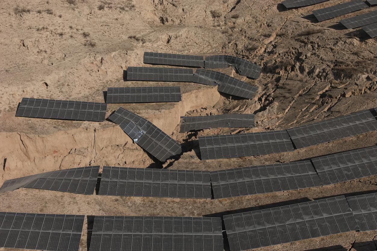 1703732923437874.jpg 甘肃积石山地震后我公司时间出动无人机对光伏厂区进行巡检